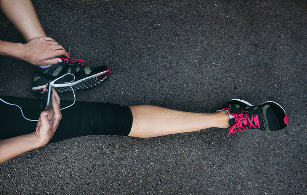 Adatto atleta donna corridore in abbigliamento sportivo rilassante dopo l'allenamento w
 - Foto, immagini