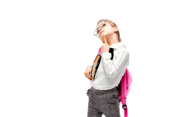 Παιδί με σχολική τσάντα. Στοχαστικό κορίτσι με ροζ σχολική τσάντα Isola - Φωτογραφία, εικόνα