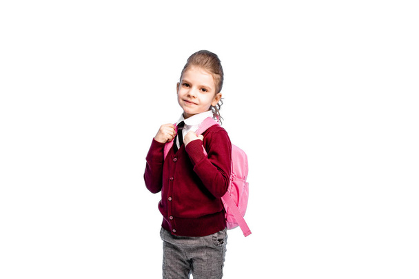Okul çantası olan bir çocuk. Beyaz gömlek ve gri pantolon kız, bir tutun - Fotoğraf, Görsel