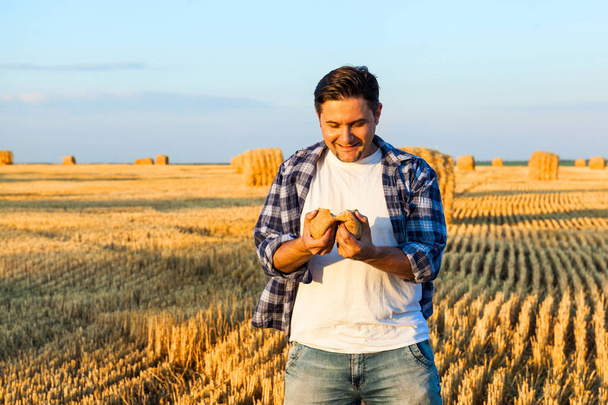 agricultor exitoso en el campo de trigo. tiempo de cosecha - Foto, imagen
