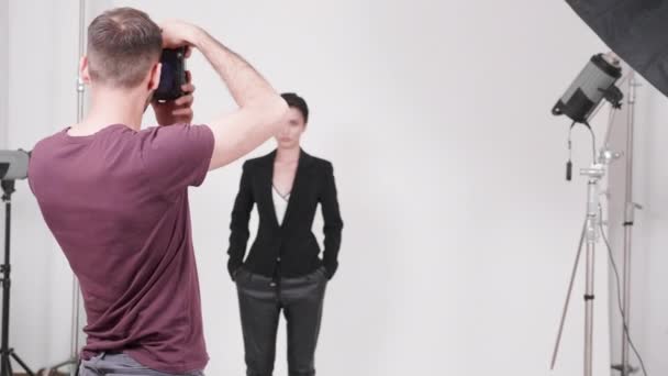Fotoğrafçı profesyonel modelin fotoğraflarını çekiyor - Video, Çekim