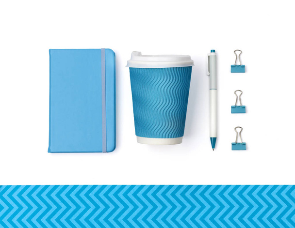 Creatieve Top View platte lay vrouw Bureau met met blauwe briefpapier set. Kladblok, pen, clip en koffiekop - Foto, afbeelding