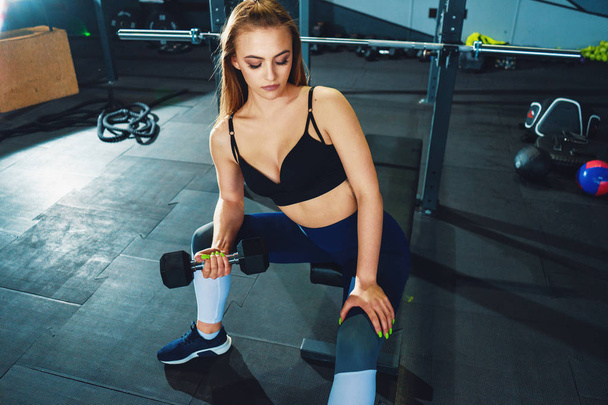 Chica gimnasta haciendo ejercicios tamaños con mancuerna Vista frontal de attrac
 - Foto, imagen