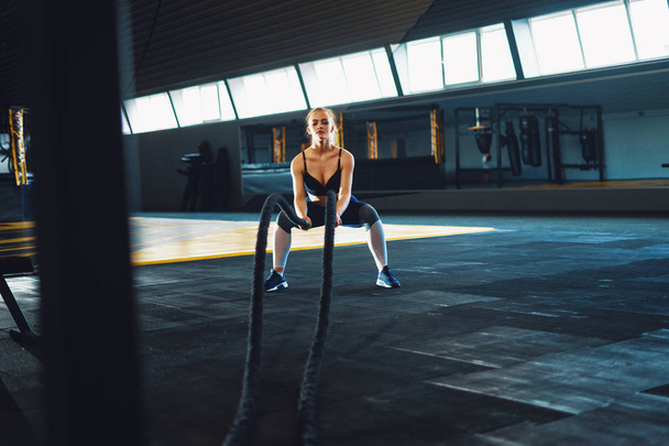 Full length wide angle shot of a young woman working out with ba - Foto, Imagen