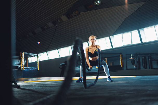 Longitud completa gran ángulo de tiro de una mujer joven haciendo ejercicio con ba
 - Foto, Imagen
