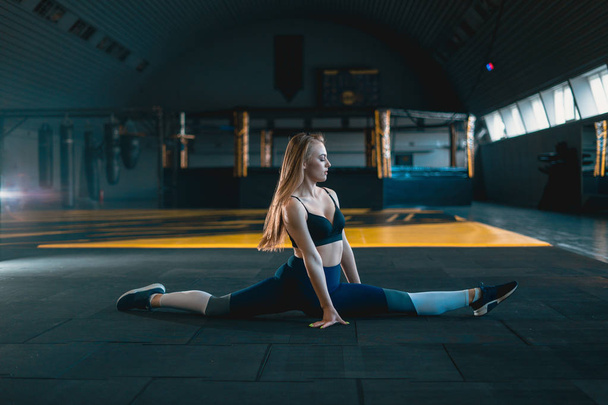 Stretching gymnast girl doing vertical split, twine. Side view o - Fotografie, Obrázek