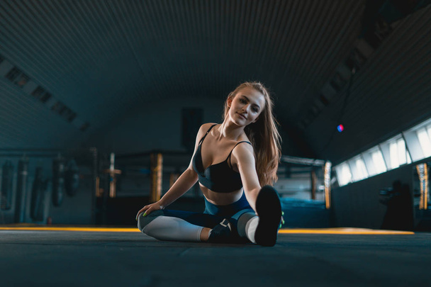 Stretching gymnast girl doing warming exercizes. View of attract - Foto, Imagem