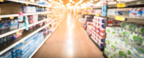 Размытый вид размывает фон разнообразных продуктов на прилавках американских супермаркетов
 - Фото, изображение