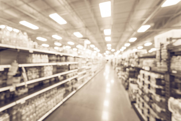 Suodatettu kuva hämärä tausta erilaisia säilykkeitä hyllyllä American supermarket
 - Valokuva, kuva