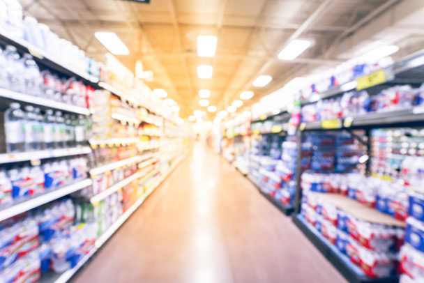 Wazige achtergrond variatie van ingeblikt voedsel op plank bij Amerikaanse supermarkt - Foto, afbeelding