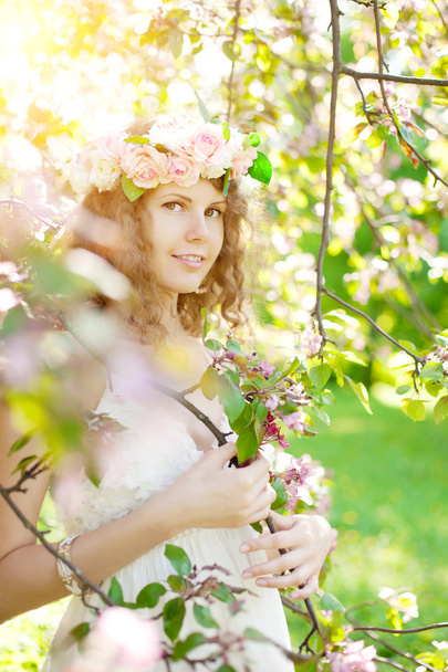 Young beauty woman in blooming garden - Fotoğraf, Görsel