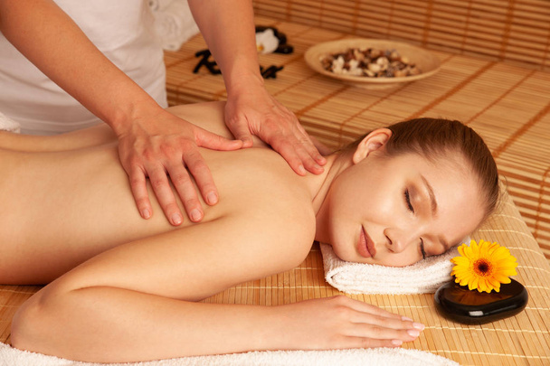 Красива молода жінка проводить масаж в спа-салоні
 -  - Фото, зображення
