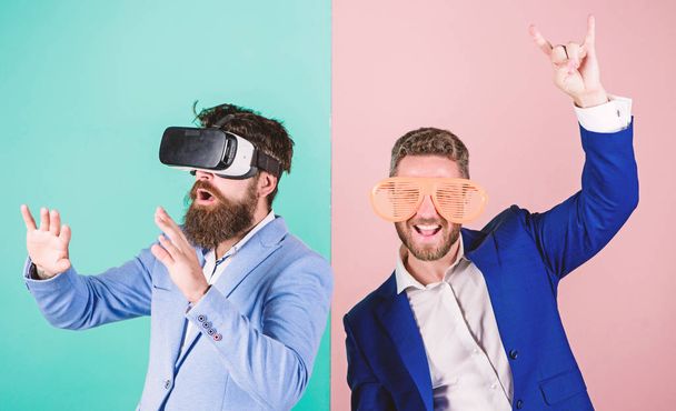 Real fun and virtual alternative. Man with beard in VR glasses and louvered plastic accessory. Guy interact in virtual reality. Hipster exploring virtual reality. Business implement modern technology - Foto, Bild