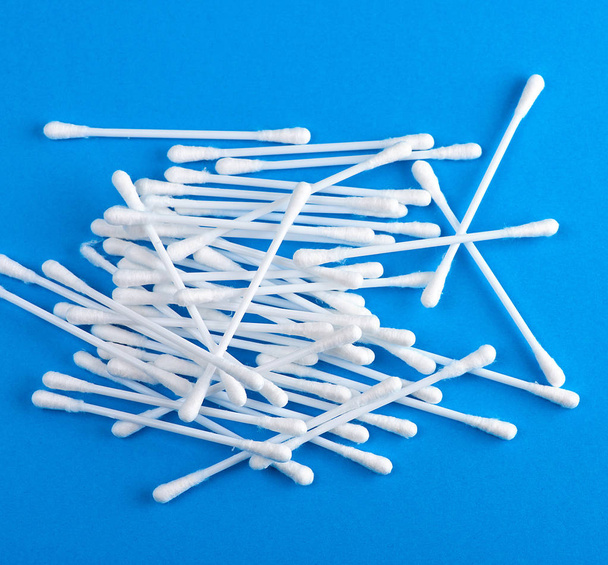 Plastikstäbchen mit weißer Baumwolle für Ohrreinigung und andere Hygieneartikel - Foto, Bild