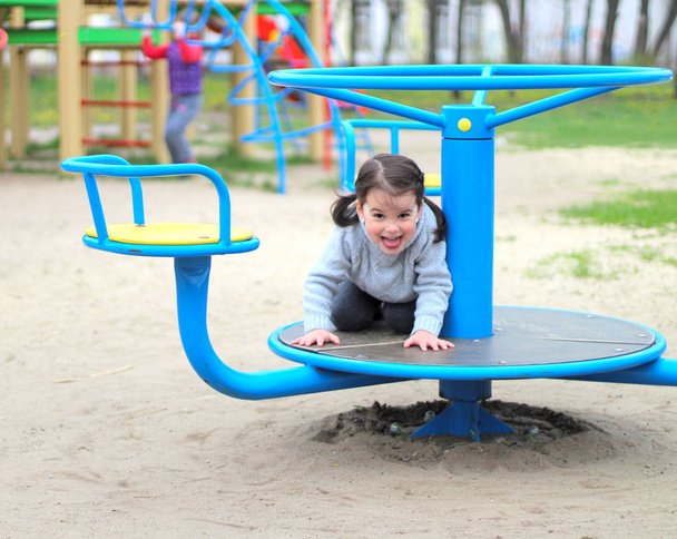 Kinderkarussell auf dem Spielplatz - Foto, Bild