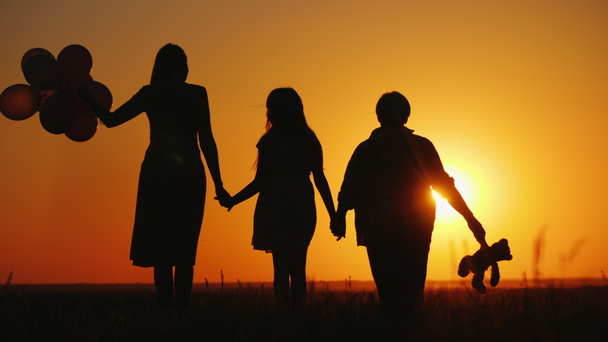 Matka córka i babcia razem podziwiają zachód słońca. Aktywna koncepcja seniorów - Zdjęcie, obraz
