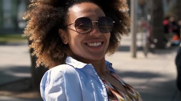 Adorable ethnic woman in sunglasses  - Séquence, vidéo
