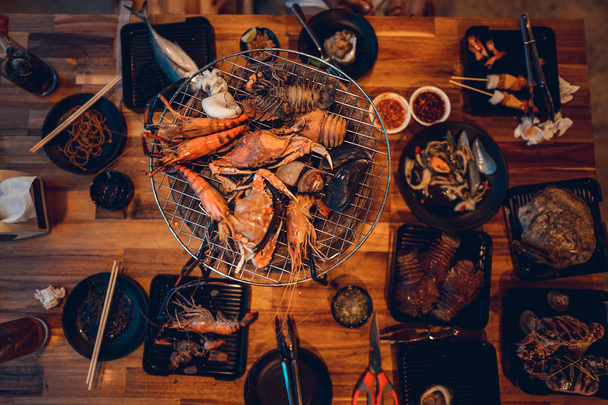 Seafood grillezett tenger gyümölcsei büfé garnélarák, hal, kagyló - Fotó, kép