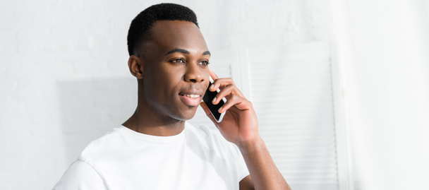 hombre afroamericano feliz hablando en el teléfono inteligente
 - Foto, Imagen