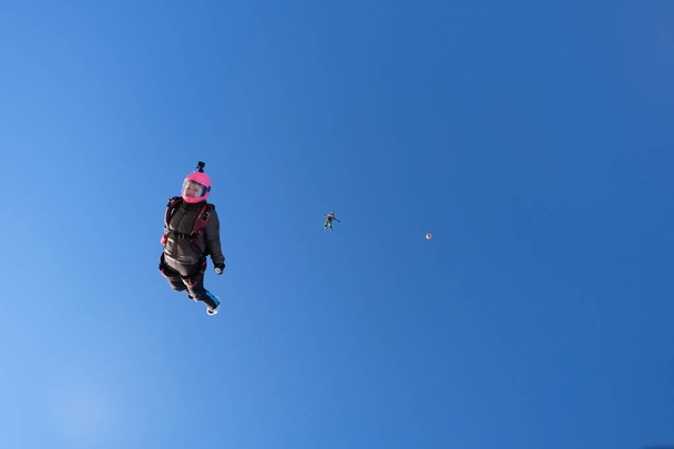 Skydiving. Menina bonita está voando no céu
. - Foto, Imagem