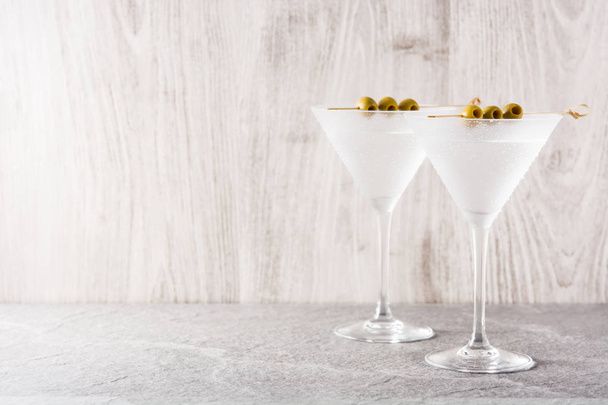 Классический сухой мартини с оливками на сером фоне. Copyspace
 - Фото, изображение