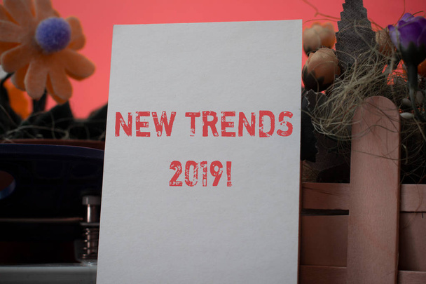Szövegírás Új trendek 2019. Üzleti koncepció az általános irányra, amelyben valami fejlődik. - Fotó, kép