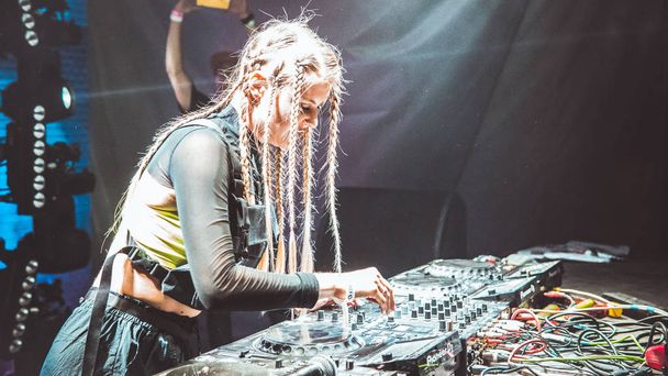 05.17.2019 - Kyiv, Ukraine: DJ performs in a nightclub. Dj playi - Foto, Imagen