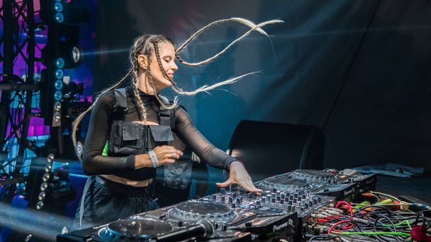 05.17.2019 - Kiev, Ucraina: DJ si esibisce in un nightclub. Dj playi
 - Foto, immagini