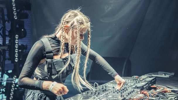 17.05.2019 - Kiev, Ucrania: DJ actúa en una discoteca. Dj playi
 - Foto, imagen