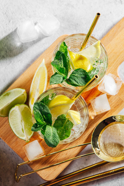 Homemade lemonade. Summer drinks with fresh citrus and ice.  - Foto, imagen