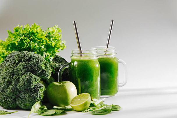 Egészséges reggeli zöld smoothie-val. Detox és diéta koncepció. Növényi ételek. - Fotó, kép