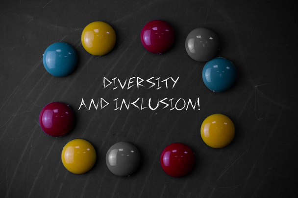 Schrijf notitie met diversiteit en inclusie. Zakelijke fotopresentatie Range huanalysis verschil omvat ras etniciteit geslacht. - Foto, afbeelding