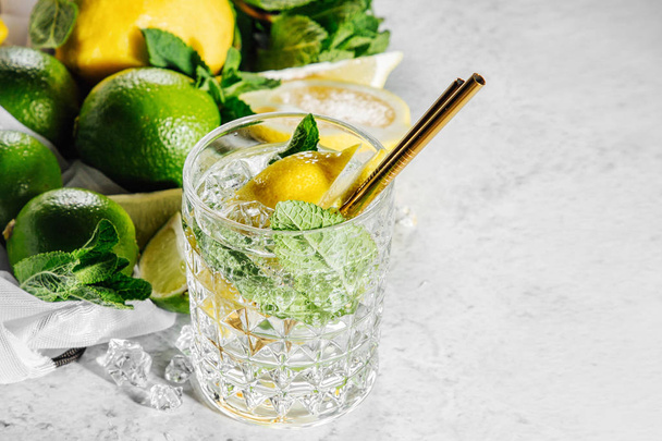Fresh citrus lemonade with limes, lemons and mint. Summer drinks.  - Foto, imagen