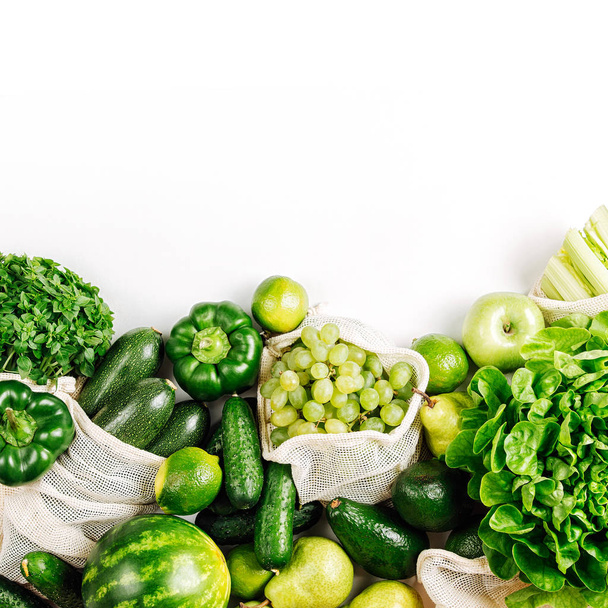 Verduras ecológicas y verdes frescas en bolsas de productos reutilizables. Estilo de vida sostenible. Piso tendido, vista superior
   - Foto, imagen