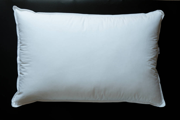Primer plano de almohada blanca aislada sobre un fondo negro
. - Foto, Imagen