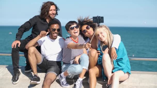 Szczęśliwi przyjaciele pozowanie do selfie na wybrzeżu - Materiał filmowy, wideo
