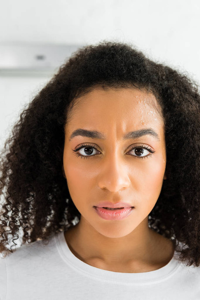 Portret van triest African American vrouw kijken naar camera - Foto, afbeelding