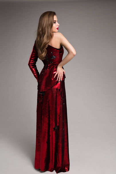 Fashion Model Red Sparkling Dress, Elegant Woman in Long Evening Gown - Foto, afbeelding