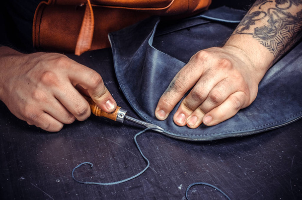Currier de couro cria produto de qualidade de couro em sua loja de bronzeamento
 - Foto, Imagem
