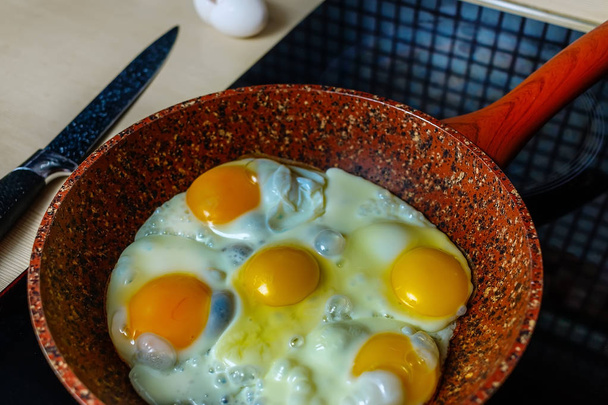 Жареные яйца в сковороде. Вид сверху
. - Фото, изображение