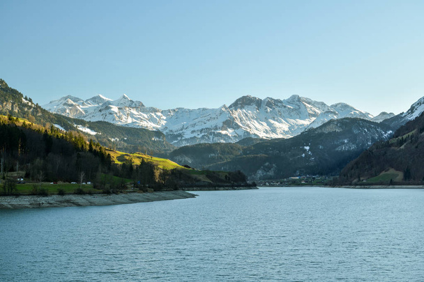 Piękny widok na Alpy Berneńskie za jeziorem Lungernersee w pobliżu - Zdjęcie, obraz