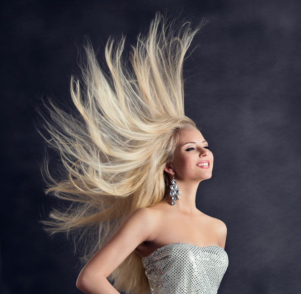 Modelo de moda Cabello largo, Mujer joven feliz con peinado volador
 - Foto, imagen