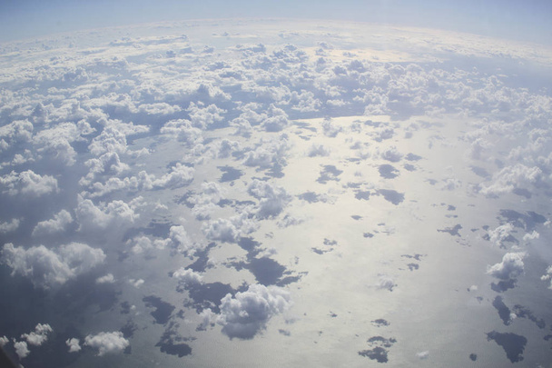 über den Wolken. fantastischer Hintergrund mit Wolken. - Foto, Bild