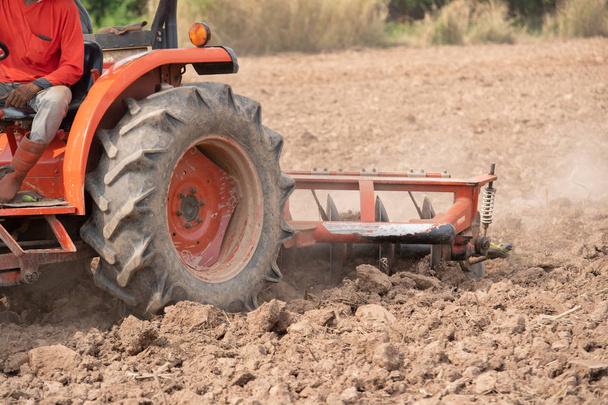 Pole uprawowe traktorów na wiosnę, uprawa rolnicza jest  - Zdjęcie, obraz