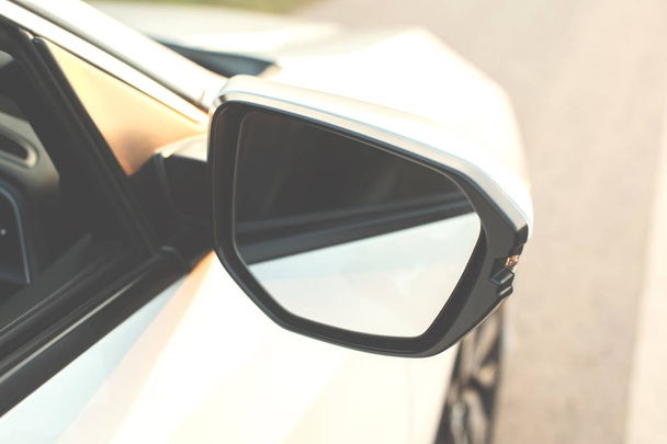 Side rear-view mirror on a new modern white car. - Foto, Imagen