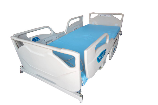 Elektrisch patiëntenbed, mobiel medisch bed onder de witte backgrou - Foto, afbeelding
