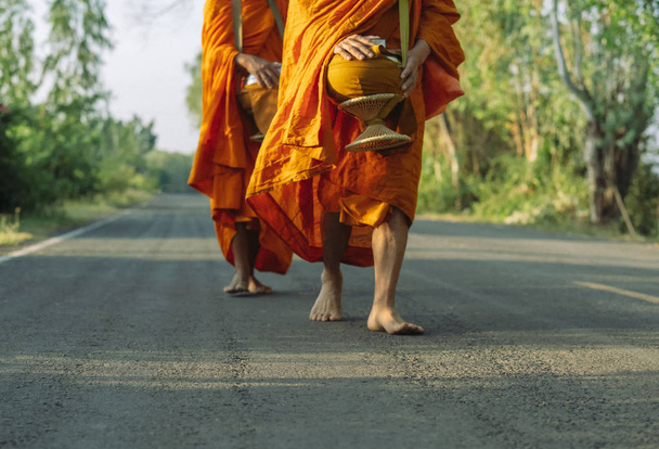 Row of Thai Monks walking in road for Buddha's Dharma. - Foto, imagen