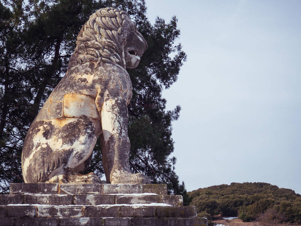 Löwe von Amphipolis, Skulptur aus dem 4. Jahrhundert - Seitenansicht - Griechenland - Foto, Bild