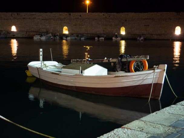 Small white boat docked at the old port - Foto, imagen