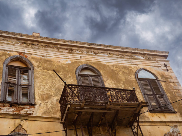 sehr altes mediterranes, verlassenes Gebäude mit schönem Balkon und Holzfenstern - rustikale Schönheit - Foto, Bild
